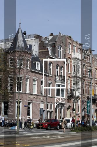 Amsterdam 8 april 2018
Gordon bij zijn koffieshop Blushing . In het pand ernaast heeft Gordon een appartement en begint hij een kleinschalig Hotel