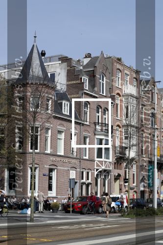Amsterdam 8 april 2018
Gordon bij zijn koffieshop Blushing . In het pand ernaast heeft Gordon een appartement en begint hij een kleinschalig Hotel