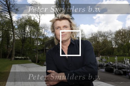 Amsterdam 25 september 2018
Presentatie lâ€™Homo van het blad Linda in Hotel Arena. Linda de Mol reikt het eerste exemplaar uit aan Erwin Olaf Hans v Manen en Hans Klok .