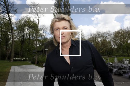Amsterdam 25 september 2018
Presentatie lâ€™Homo van het blad Linda in Hotel Arena. Linda de Mol reikt het eerste exemplaar uit aan Erwin Olaf Hans v Manen en Hans Klok .