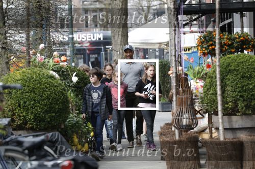 Amsterdam 10 april 2018
Humberto Tan met een aantal kinderen die een fotocursus krijgen.