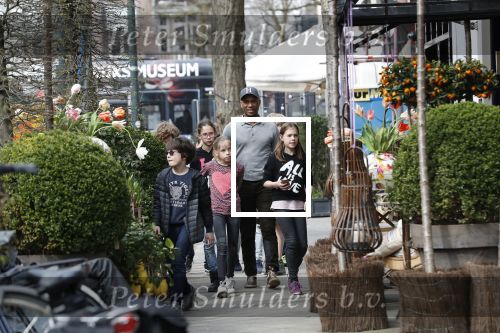 Amsterdam 10 april 2018
Humberto Tan met een aantal kinderen die een fotocursus krijgen.