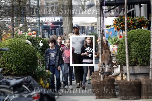 Amsterdam 10 april 2018
Humberto Tan met een aantal kinderen die een fotocursus krijgen.