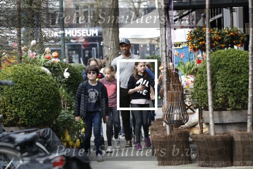 Amsterdam 10 april 2018
Humberto Tan met een aantal kinderen die een fotocursus krijgen.