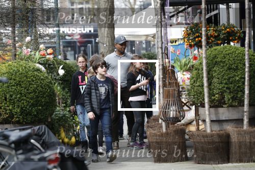 Amsterdam 10 april 2018
Humberto Tan met een aantal kinderen die een fotocursus krijgen.