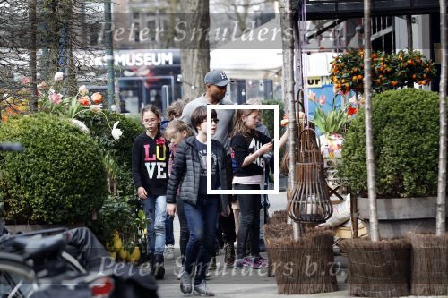 Amsterdam 10 april 2018
Humberto Tan met een aantal kinderen die een fotocursus krijgen.