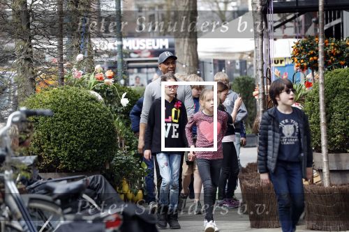 Amsterdam 10 april 2018
Humberto Tan met een aantal kinderen die een fotocursus krijgen.