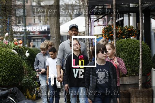 Amsterdam 10 april 2018
Humberto Tan met een aantal kinderen die een fotocursus krijgen.