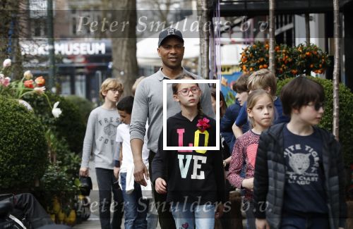 Amsterdam 10 april 2018
Humberto Tan met een aantal kinderen die een fotocursus krijgen.