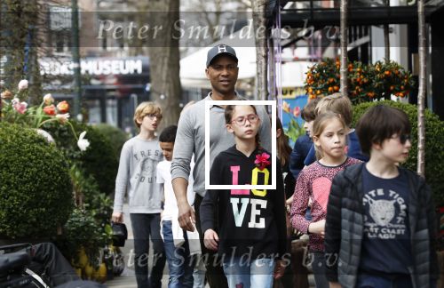 Amsterdam 10 april 2018
Humberto Tan met een aantal kinderen die een fotocursus krijgen.