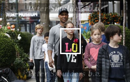 Amsterdam 10 april 2018
Humberto Tan met een aantal kinderen die een fotocursus krijgen.