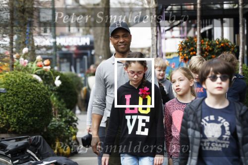 Amsterdam 10 april 2018
Humberto Tan met een aantal kinderen die een fotocursus krijgen.