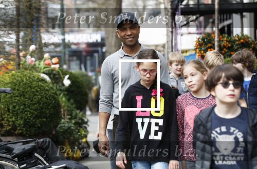 Amsterdam 10 april 2018
Humberto Tan met een aantal kinderen die een fotocursus krijgen.