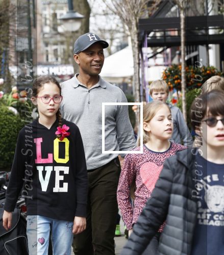 Amsterdam 10 april 2018
Humberto Tan met een aantal kinderen die een fotocursus krijgen.