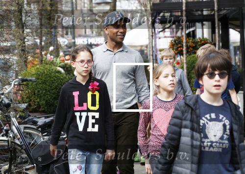 Amsterdam 10 april 2018
Humberto Tan met een aantal kinderen die een fotocursus krijgen.