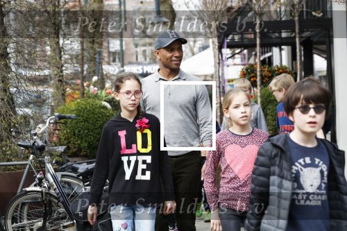 Amsterdam 10 april 2018
Humberto Tan met een aantal kinderen die een fotocursus krijgen.