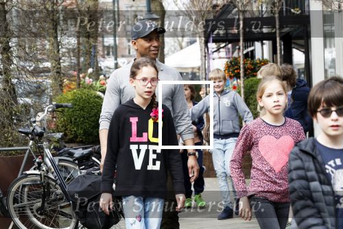 Amsterdam 10 april 2018
Humberto Tan met een aantal kinderen die een fotocursus krijgen.
