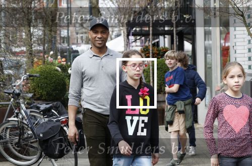 Amsterdam 10 april 2018
Humberto Tan met een aantal kinderen die een fotocursus krijgen.