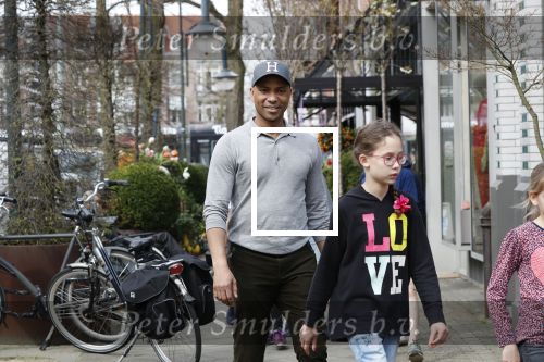 Amsterdam 10 april 2018
Humberto Tan met een aantal kinderen die een fotocursus krijgen.