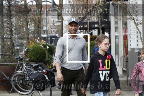 Amsterdam 10 april 2018
Humberto Tan met een aantal kinderen die een fotocursus krijgen.