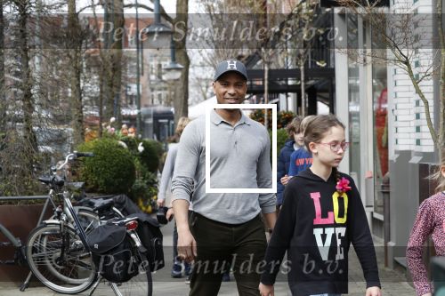 Amsterdam 10 april 2018
Humberto Tan met een aantal kinderen die een fotocursus krijgen.