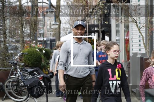 Amsterdam 10 april 2018
Humberto Tan met een aantal kinderen die een fotocursus krijgen.