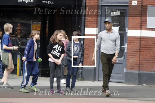 Amsterdam 10 april 2018
Humberto Tan met een aantal kinderen die een fotocursus krijgen.