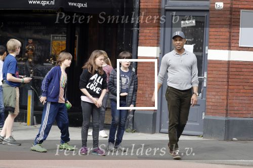 Amsterdam 10 april 2018
Humberto Tan met een aantal kinderen die een fotocursus krijgen.