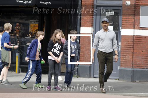 Amsterdam 10 april 2018
Humberto Tan met een aantal kinderen die een fotocursus krijgen.