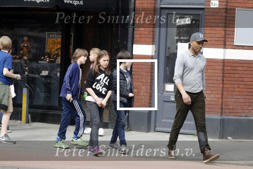 Amsterdam 10 april 2018
Humberto Tan met een aantal kinderen die een fotocursus krijgen.