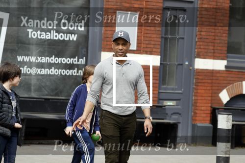 Amsterdam 10 april 2018
Humberto Tan met een aantal kinderen die een fotocursus krijgen.