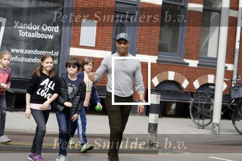 Amsterdam 10 april 2018
Humberto Tan met een aantal kinderen die een fotocursus krijgen.