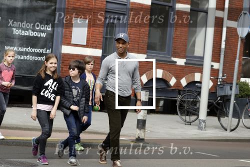 Amsterdam 10 april 2018
Humberto Tan met een aantal kinderen die een fotocursus krijgen.