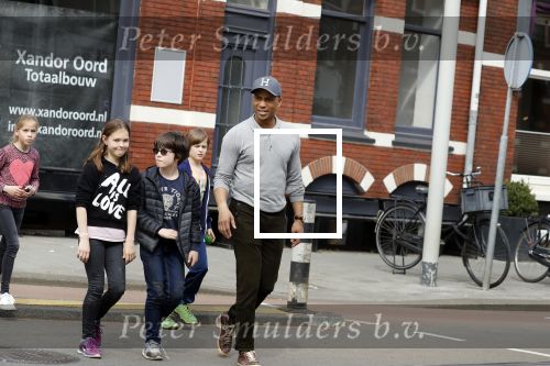 Amsterdam 10 april 2018
Humberto Tan met een aantal kinderen die een fotocursus krijgen.