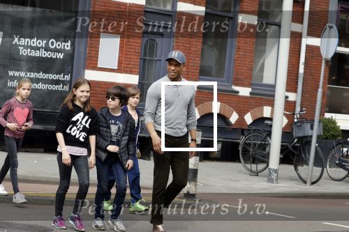 Amsterdam 10 april 2018
Humberto Tan met een aantal kinderen die een fotocursus krijgen.
