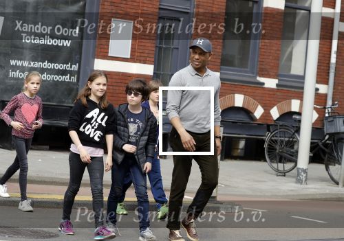 Amsterdam 10 april 2018
Humberto Tan met een aantal kinderen die een fotocursus krijgen.