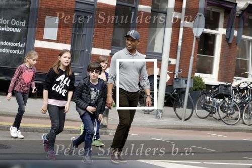 Amsterdam 10 april 2018
Humberto Tan met een aantal kinderen die een fotocursus krijgen.