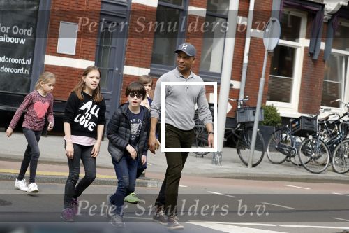 Amsterdam 10 april 2018
Humberto Tan met een aantal kinderen die een fotocursus krijgen.
