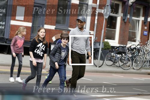 Amsterdam 10 april 2018
Humberto Tan met een aantal kinderen die een fotocursus krijgen.