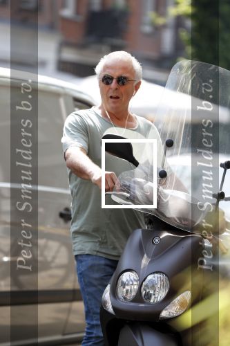 Amsterdam 9 mei 2018 
Huub Stapel met scooter in Amsterdam zuid.