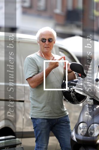 Amsterdam 9 mei 2018 
Huub Stapel met scooter in Amsterdam zuid.