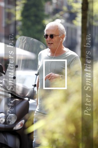 Amsterdam 9 mei 2018 
Huub Stapel met scooter in Amsterdam zuid.