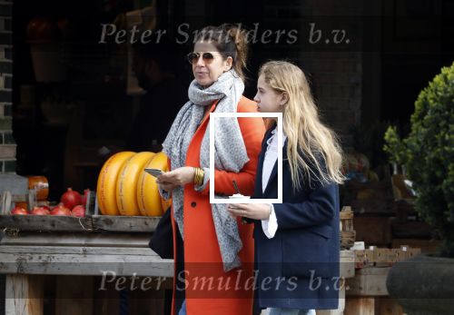 Amsterdam 14 april 2018 
Isa Hoes en haar dochter Vlinder eten ijsje