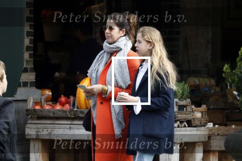 Amsterdam 14 april 2018 
Isa Hoes en haar dochter Vlinder eten ijsje