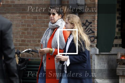 Amsterdam 14 april 2018 
Isa Hoes en haar dochter Vlinder eten ijsje