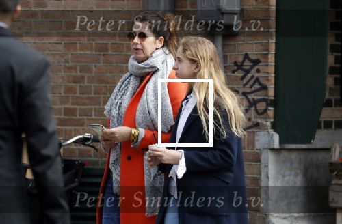 Amsterdam 14 april 2018 
Isa Hoes en haar dochter Vlinder eten ijsje