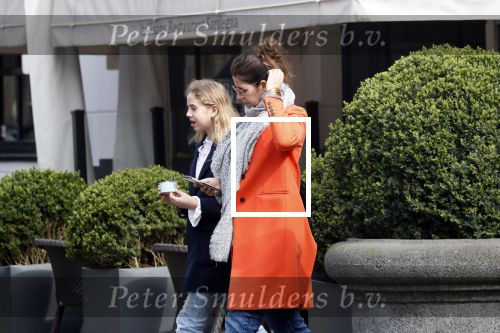 Amsterdam 14 april 2018 
Isa Hoes en haar dochter Vlinder eten ijsje