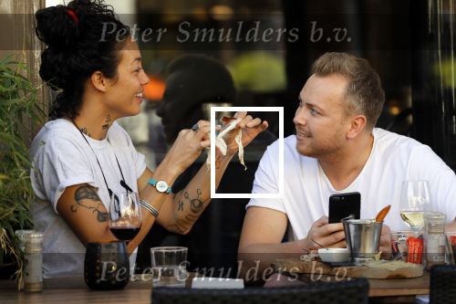Amsterdam 18 april 2018
Jamai Looman met een vriendin op terras bij v Dam