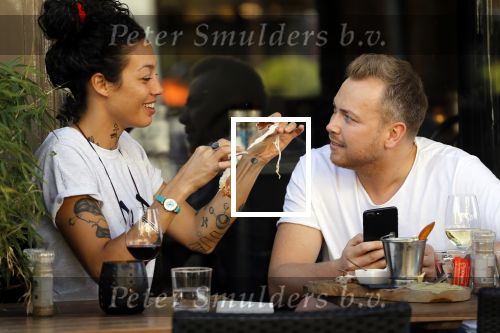 Amsterdam 18 april 2018
Jamai Looman met een vriendin op terras bij v Dam