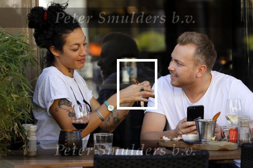 Amsterdam 18 april 2018
Jamai Looman met een vriendin op terras bij v Dam